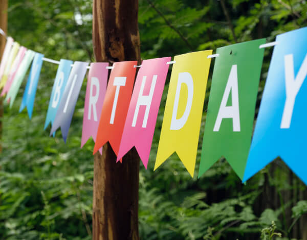 aufgespannter Happy Birthday Wimpel